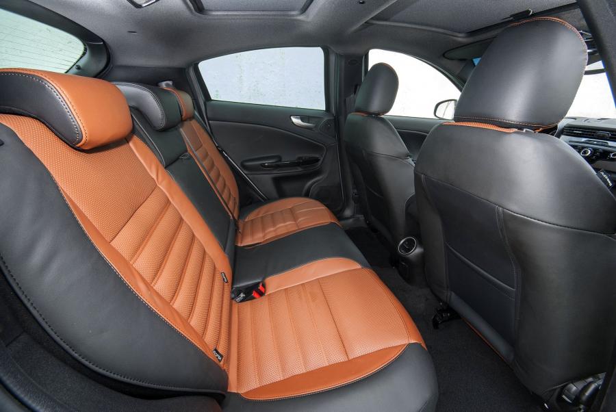 Интерьер Alfa Romeo Giulietta Collezione (940) 2012 года  (фото 7 из 15)